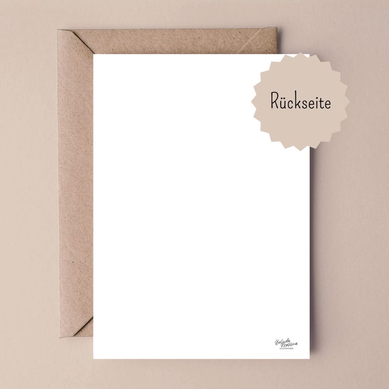 May include: A blank white rectangular card partially inserted into a brown kraft paper envelope. A beige scalloped circular sticker with the black text R&uuml;ckseite is positioned in the upper right corner. A small black logo is at the bottom right.