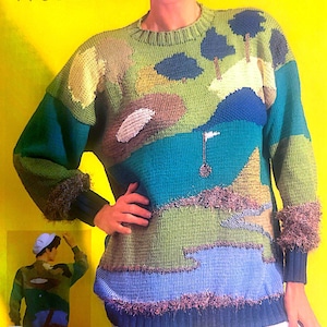 Könnte beinhalten: Ein grüner, blauer und brauner Strickpullover mit einem Golfplatz-Design. Der Pullover hat einen Rundhalsausschnitt und lange Ärmel.