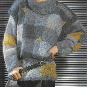 Könnte beinhalten: Ein grauer, blauer und gelber, flauschiger Pullover mit einem Rollkragen und einem Gürtel.