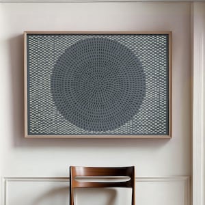 Peut inclure: Une œuvre d'art murale rectangulaire dans un cadre en bois clair présentant un fond gris foncé avec un grand cercle central composé de lignes pointillées rayonnantes, entouré d'un champ de petits points clairs disposés en grille.
