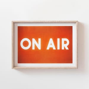 Arte imprimible en el aire, regalo para amantes de la música, decoración de dormitorio, arte de pared musical, decoración de habitación para adolescentes, póster de radio, impresión de radio retro, regalo para amantes de la música, dormitorio