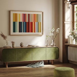 Puede incluir: Un sal&oacute;n moderno con un mueble verde de terciopelo con patas de madera, una obra de arte abstracta enmarcada con rayas verticales coloridas y jarrones decorativos con flores. La habitaci&oacute;n tiene un ambiente c&aacute;lido y acogedor.