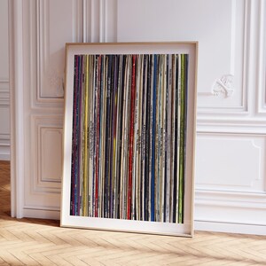 Pu&ograve; includere: Un'opera d'arte incorniciata che presenta una collezione di dischi in vinile vintage disposti verticalmente in una griglia. I dischi sono di vari colori e design, creando una visualizzazione visivamente interessante ed eclettica.