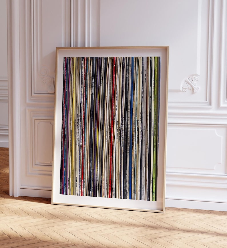 Pu&ograve; includere: Un'opera d'arte incorniciata che presenta una collezione di dischi in vinile vintage disposti verticalmente in una griglia. I dischi sono di vari colori e design, creando una visualizzazione visivamente interessante ed eclettica.