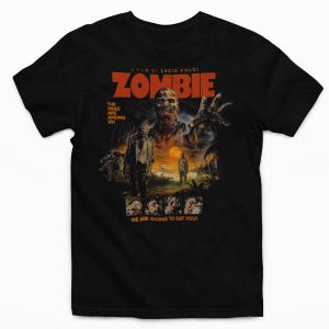 Puede incluir: Una camiseta negra con un estampado gr&aacute;fico del p&oacute;ster de la pel&iacute;cula A Film By Lucio Fulci Zombie. El dise&ntilde;o incluye un zombi grande, un paisaje de isla tropical y el texto The Dead Are Among Us y We Are Going To Eat You.