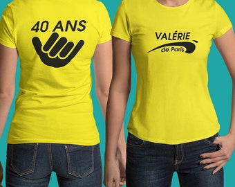 Puede incluir: Dos camisetas amarillas. Una camiseta tiene el texto "40 ANS" y un gráfico de gesto de mano en la espalda. La otra camiseta tiene el texto "VALERIE de Paris" en negro. Ambas camisetas son de manga corta.