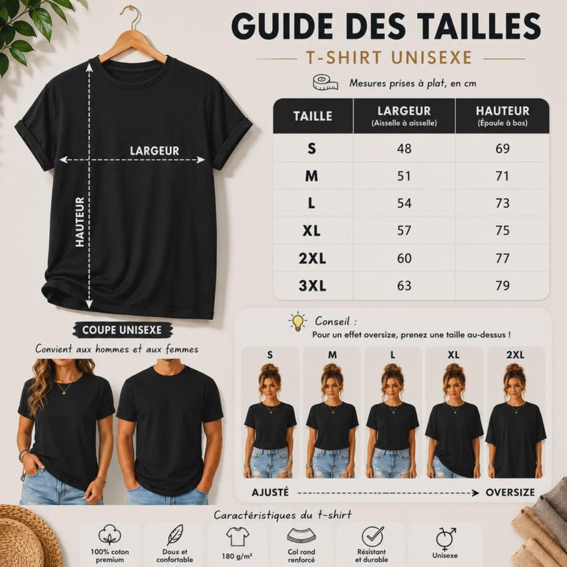 Puede incluir: Una camiseta unisex negra en una percha de madera con una tabla de tallas. La tabla enumera medidas en cm para tallas de la S a la 3XL, incluyendo ancho y alto. Debajo, dos personas visten la camiseta y una gu&iacute;a visual muestra ajustes desde entallado a oversize.