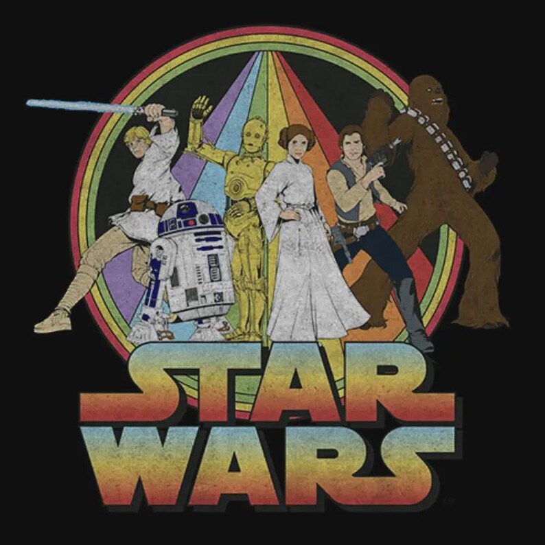 Puede incluir: Una camiseta negra con un dise&ntilde;o gr&aacute;fico que muestra un fondo circular de arco&iacute;ris con efecto desgastado, incluyendo a Luke Skywalker, R2-D2, C-3PO, Princesa Leia, Han Solo y Chewbacca. El logo de Star Wars aparece debajo en un degradado.