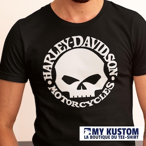 Puede incluir: Camiseta negra con un logotipo blanco de Harley-Davidson que presenta una calavera y huesos cruzados.