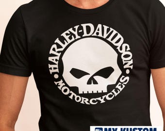 Puede incluir: Camiseta negra con un logotipo blanco de Harley-Davidson que presenta una calavera y huesos cruzados.