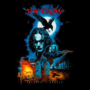 K&ouml;nnte beinhalten: Ein schwarzer Grafikdruck mit dem Text THE CROW in roten Buchstaben &uuml;ber der Silhouette eines fliegenden Vogels vor einem Vollmond. Darunter ein Portr&auml;t einer Person mit langem Haar, eine kleine Figur, zwei Grabsteine und eine orangefarbene Explosion.