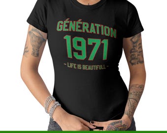 Puede incluir: Camiseta negra con texto verde y rojo que dice "Génération 1971 - Life is Beautifull -"