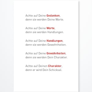 Könnte beinhalten: Weißer rechteckiger Druck mit deutschem Text in Schwarz und Rot. Der Text ist ein Motivationszitat über Gedanken, Worte, Taten, Gewohnheiten, Charakter und Schicksal. Der Druck befindet sich auf weißem Hintergrund.