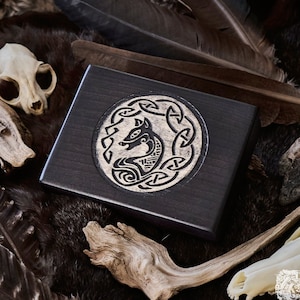 Boîte en bois avec renard celtique sculpté - Noir et blanc pour ranger des cartes de tarot contenant des bijoux ou des cristaux également utilisés comme autel.