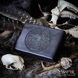 Pentagramma con nodo celtico - Nero / Dipinto a mano / Intagliato / Lucidato / Portagioie / Portatarocchi / Wicca / Contenitore di cristallo / Portaaltare / 03