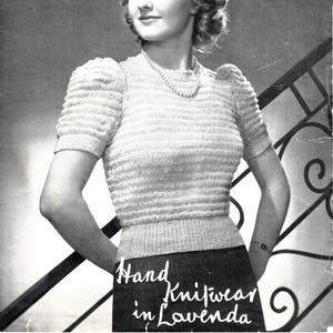 Könnte beinhalten: Ein Schwarzweißfoto einer Frau, die einen gestrickten Pullover mit kurzen Ärmeln trägt. Der Pullover ist hell und hat eine gerippte Struktur. Die Frau steht neben einem Geländer und hat die Hand auf der Hüfte. Der Text "Hand Knitwear in Lowenda" ist unter der Frau gedruckt. Der Text "No. 847 3d." ist in der oberen rechten Ecke des Bildes gedruckt.