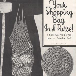 Puede incluir: Folleto Bestway vintage nº 603, con patrones de punto y ganchillo. La imagen muestra una bolsa de la compra de ganchillo y una versión enrollada, con el texto "Your Shopping Bag In A Purse!"