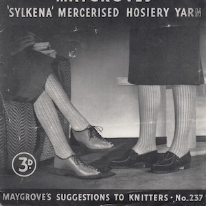 Puede incluir: Imagen en blanco y negro de un anuncio vintage para "Lady's Stylish Hose" hechas con "Maygroves' Sylkena' Mercerised Hosiery Yarn." El anuncio presenta a dos mujeres con medias de punto y zapatos. El texto "3p" es visible en la esquina inferior izquierda.