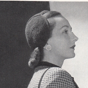 以下が含まれることがあります： 黒と白の千鳥格子柄のジャケットと、それに合わせた黒と白のクロシェハット、黒のクロシェショルダーバッグ。