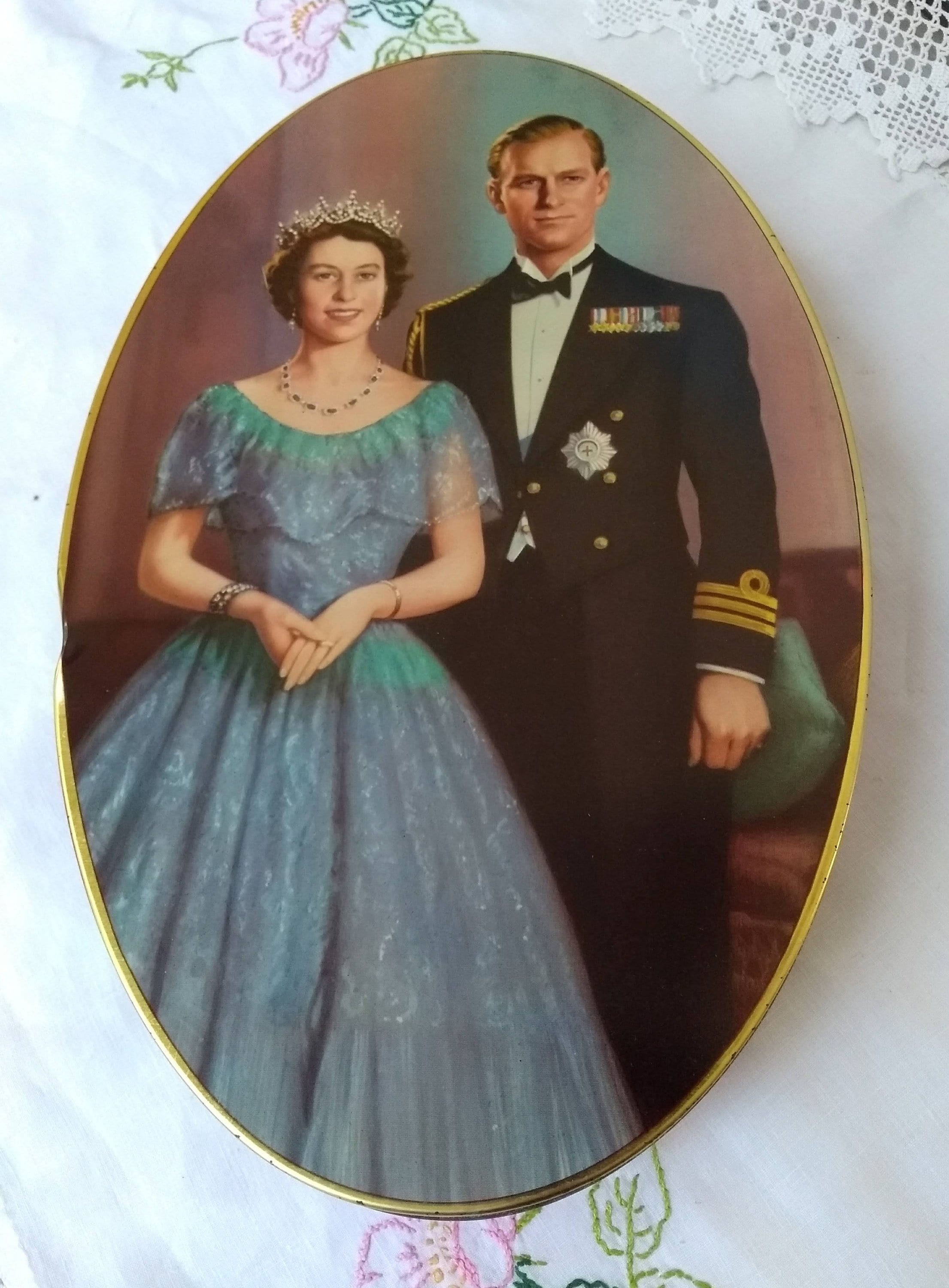 Queen Elizabeth II Coronation  Souvenir Gift Box