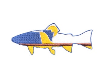 Könnte beinhalten: Ein gestickter Aufnäher in Form eines Fisches mit einem blauen, gelben und weißen Design. Der Fisch ist blau umrandet und hat einen braunen Streifen über seinem Körper.