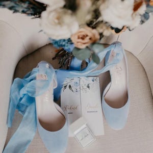 Blue Roses Gatefold Wedding Invitation: Elegant Floral Fold-Out Design