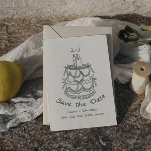 Hochzeitstorte Save the Date - Handgezeichnete A6 Karte mit C6 Umschlag, lustiges & personalisiertes Design