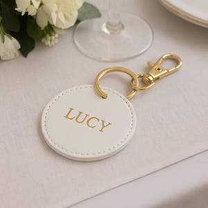 Gepersonaliseerde sleutelhanger trouwbedankje – plaatskaart in lederlook met naam gast, modern tafelcadeau voor stijlvolle bruiloften