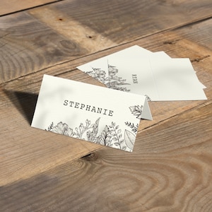Plaatskaart, gepersonaliseerde naamkaartjes, eenvoudige plaatsnamen, plaatskaarten bruiloft, couverts, tafelopstelling, kaartjes voor zitplaatsen, bloemen
