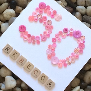 Handgemachte Karte zum 50. Meilenstein Geburtstagskarte für Frau oder Mädchen. Alter mit Knöpfen. Name mit Scrabble-Plättchen. Personalisiert. Angepasst