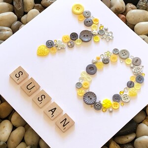 Tarjeta personalizada de 70 cumpleaños. Saludos para Mujer o Niña. Tarjeta de cumpleaños de hito. Tarjeta de botón. Fichas de Scrabble. personalizado Hecho a mano