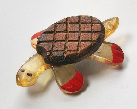 Vintage Lucite and Wood TURTLE brooch 1940s figura