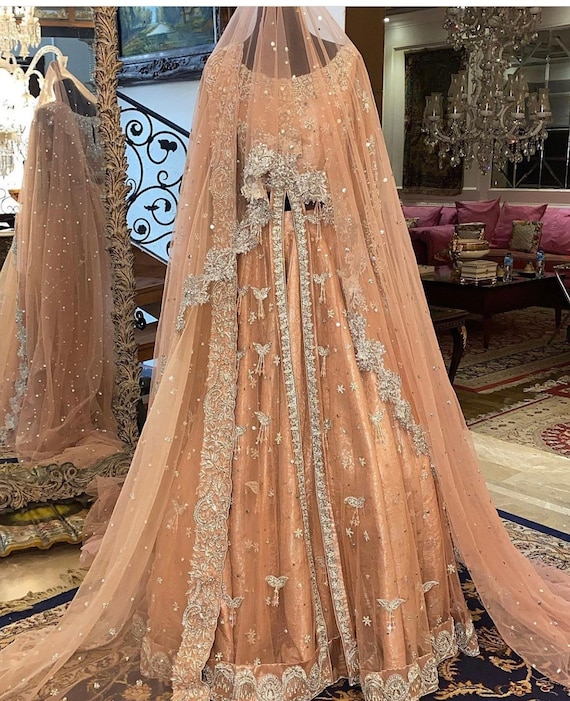 Vestido Novia Negro personalizado sobre modelo Canada sin capa