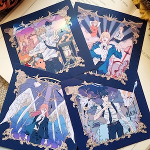 Puede incluir: Conjunto de cuatro tarjetas ilustradas con personajes de anime en varias poses. Las tarjetas tienen un acabado holográfico y están enmarcadas con bordes dorados ornamentados. El fondo de cada tarjeta es de un color diferente, incluyendo azul, morado y rosa.