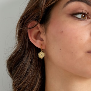 Hoop earring with pearl | Minimalist hoop earring | Hoop earring for women | Everyday hoop earring | Gold jewelry | Jewelry with pearl