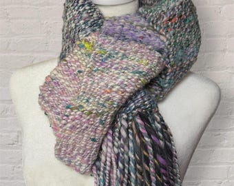 Bufanda tejida a mano con el zodíaco