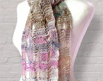 Bufanda tejida a mano en tonos pastel