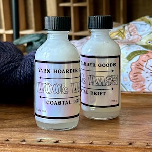 Puede incluir: Un juego de tres cuencos de cerámica anidados en tonos azules, verdes y blancos. Los cuencos presentan un esmalte moteado y un diseño sencillo y moderno. El cuenco más grande mide aproximadamente 15 cm de diámetro.