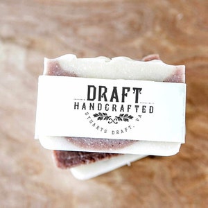Seife -Handmade, natürliche, vegane Seife. Der Schaum ist luxuriös, wie der Geruch von reinen ätherischen Ölen, Alle Hauttypen können profitieren, auch probl