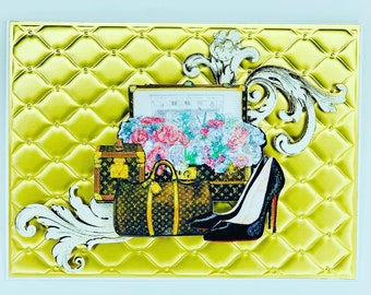 Op de afbeelding: Decoratief kunstwerk op een gouden gewatteerde achtergrond. De afbeelding toont een handtas, een koffer, een koffer, een paar zwarte hoge hakken en een ingelijste foto met een bloemstuk. Luxe thema.