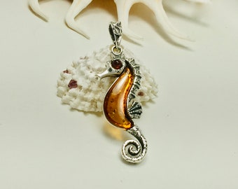 Gemstone Seahorse,Genuine Baltic Amber Jewelery,Ocean Life Seahorse,Siver and Amber Pendant,Women Jewelry,Bernstein,Amber Animals Souvenirs,
