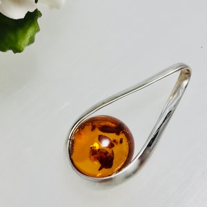 Baltic Amber Pendant,Round Amber Necklace,Silver and Amber Pendant,Bernstein Pendant and Silver,Modern Amber Jewelry ,Bernstein Jewelry,Gift