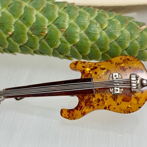 Baltic Amber Guitar Brooch,Amber Stone,Bernstein,Gift for Musicians,Amber and Silver Jewelry,Silver Guitar,Musicale Instrument,Amber Gift