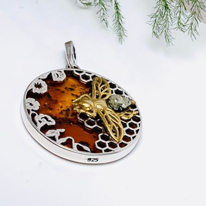 Baltic Amber Pendant,Bernstein,Amber Stone,Unisex Amber Jewelry,Honey Bee Pendant,Amber and Silver,Silver Bee Necklace,Insect Jewelry,Gift