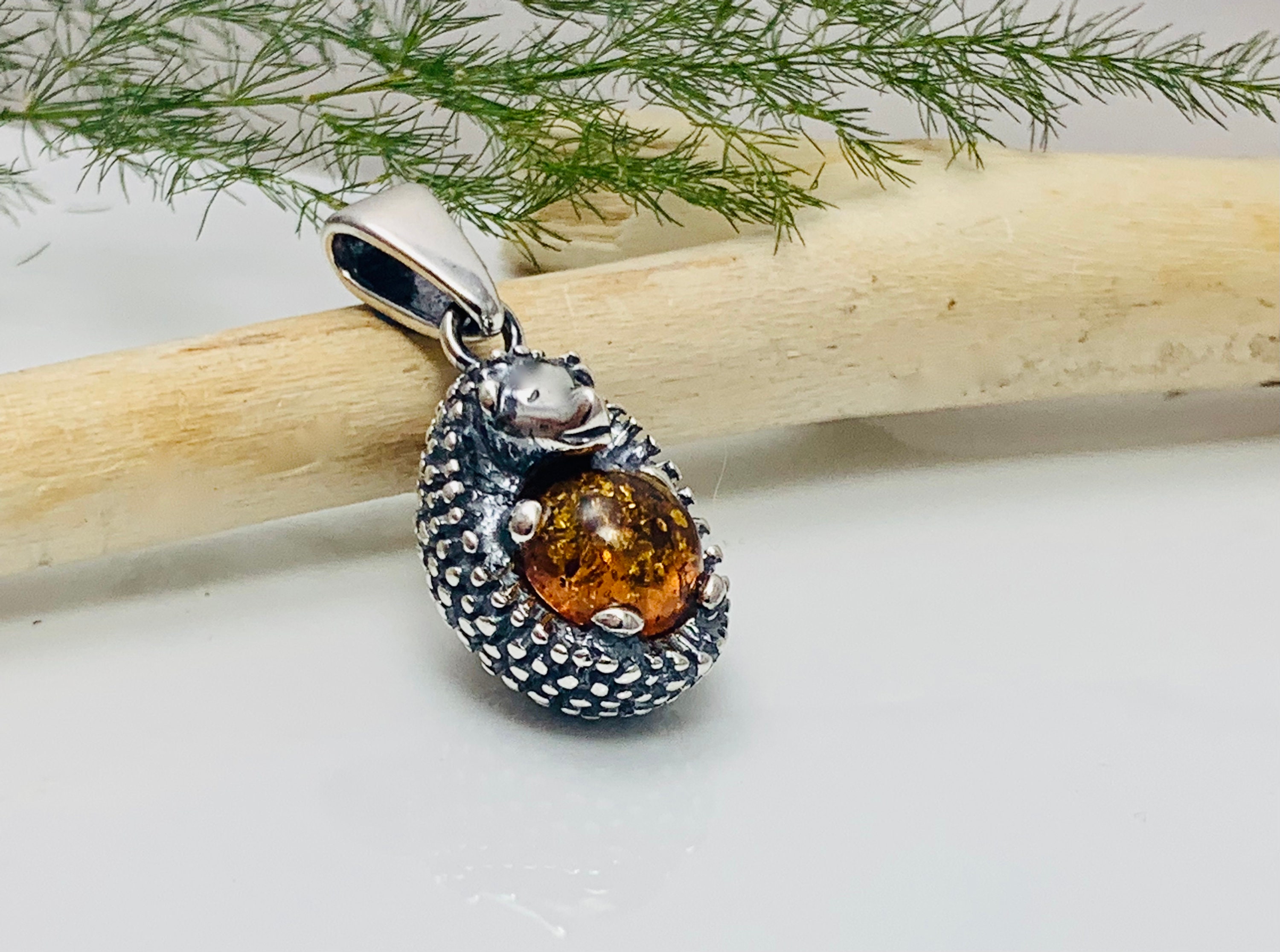 Collana con ciondolo in argento sterling e ambra baltica color cognac - Italia