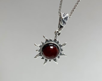 Bärnstenssolhänge, naturliga baltiska bärnstenssmycken, Bernsteinssolhänge, bärnsten och oxiderat silver, presentbärnsten