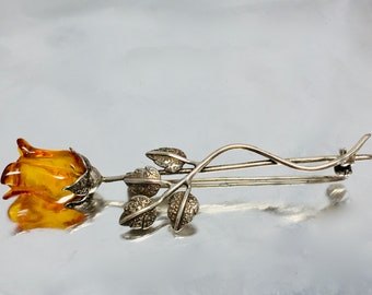 Broche largo de rosa de ámbar báltico, broche Bernstein, broche de plata de ley oxidada con rosa de ámbar coñac tallada, joyería de ámbar, joyería de lujo