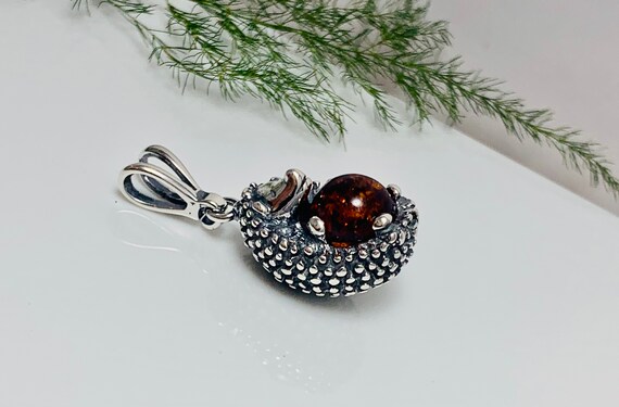 Collana con ciondolo in argento sterling 925 e ambra baltica color cognac con stampa animalier intagliata - Italia