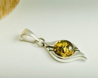 Dainty Amber Pendant,Green Amber Stone Pendant,Bernstein,Women Jewelry,Souvenir Amber Stone,Nature Gemstone Jewelry,Everyday Jewelry,Gift