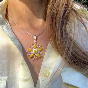 Baltic Amber Pendant,Amber Stone,Bernstein,Flower Amber Pendant,Silver Pendant,Amber Jewelry,Yellow Amber Flower Necklace,Unique jewelry,